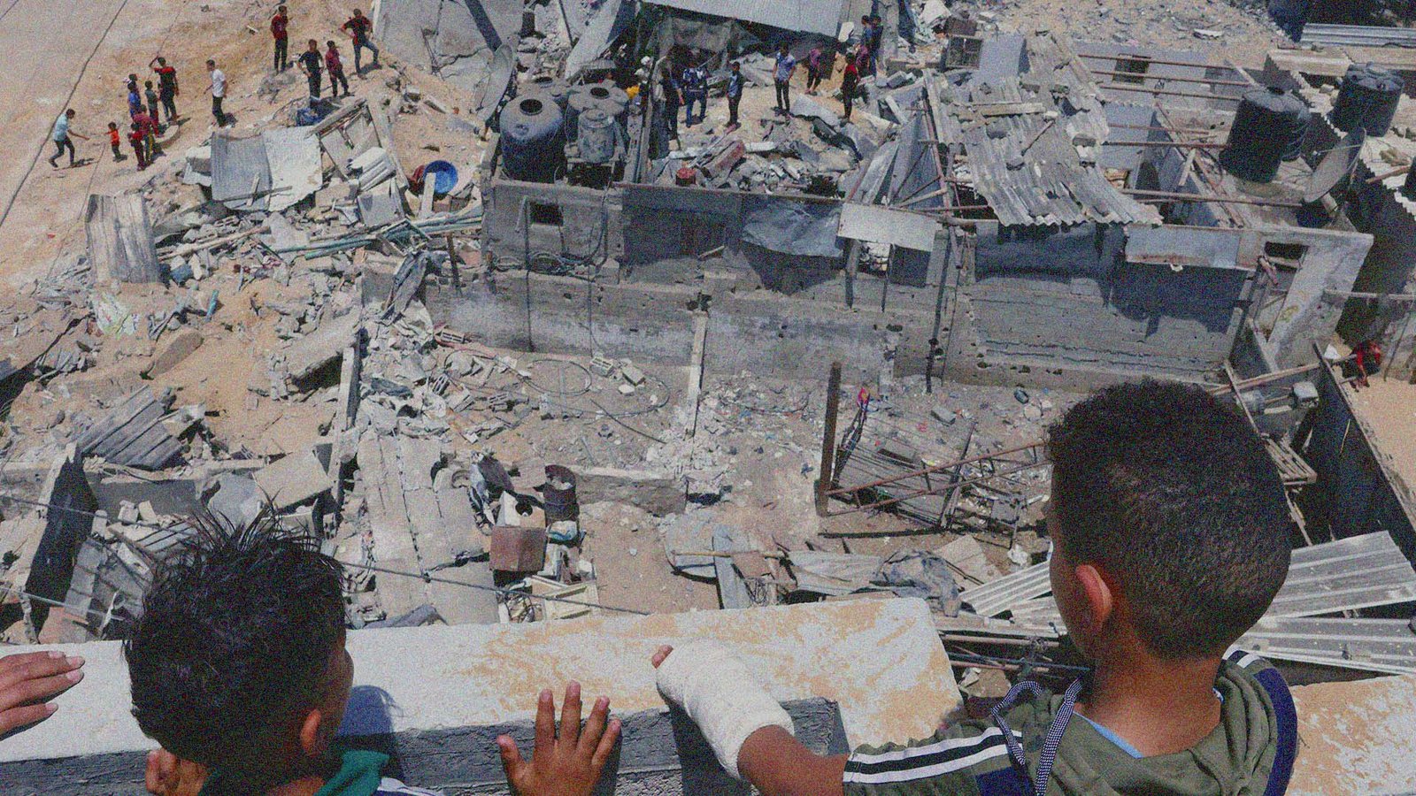 013_palestinsk-familj-ruinen-av-hus-rivits.jpg