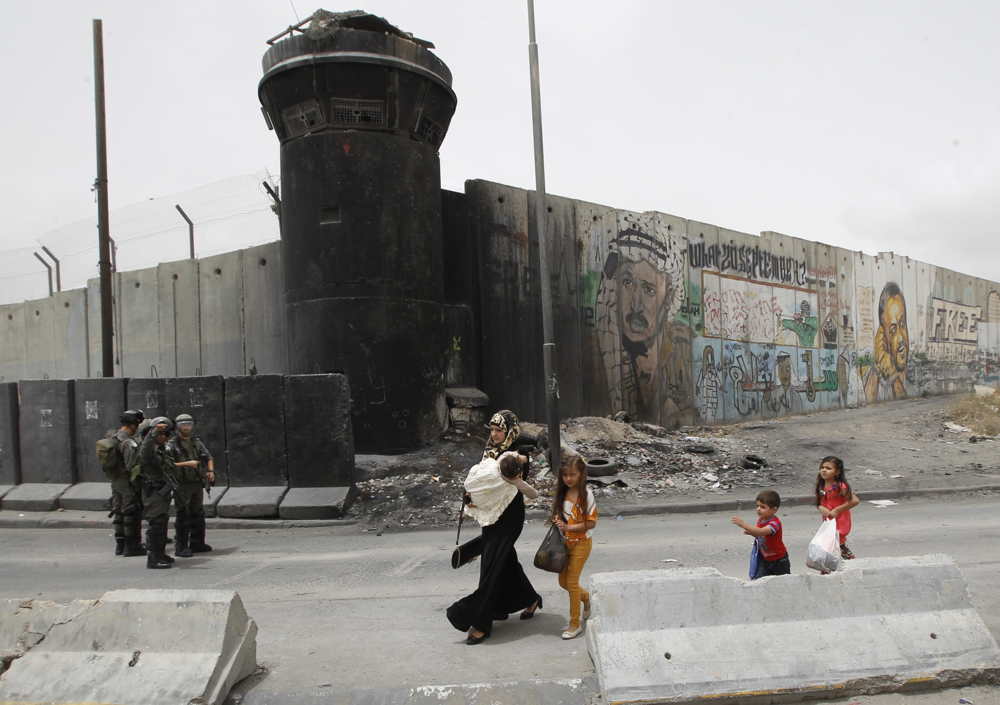 palestinians-wait-to-cross-the-qalandia-checkpointgc1000