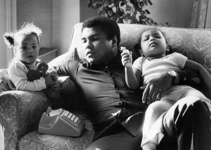 Muhammad-Ali-with-his-daughters-Laila-and-Hanna-19th-December-1978