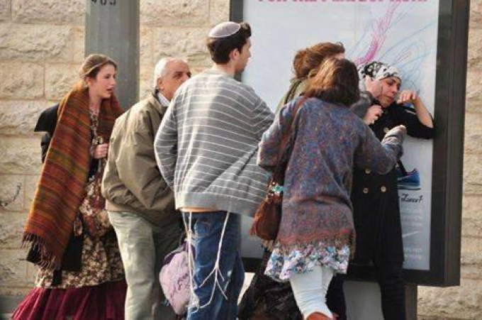 09_Jewish_settlers_attack_a_Palestinian_woman