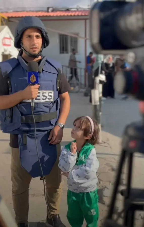 Sham-will-stand-behind-the-camera-and-carry-on-the-path